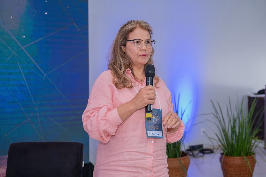 Cleusa Santos conduzindo uma conversa em um encontro